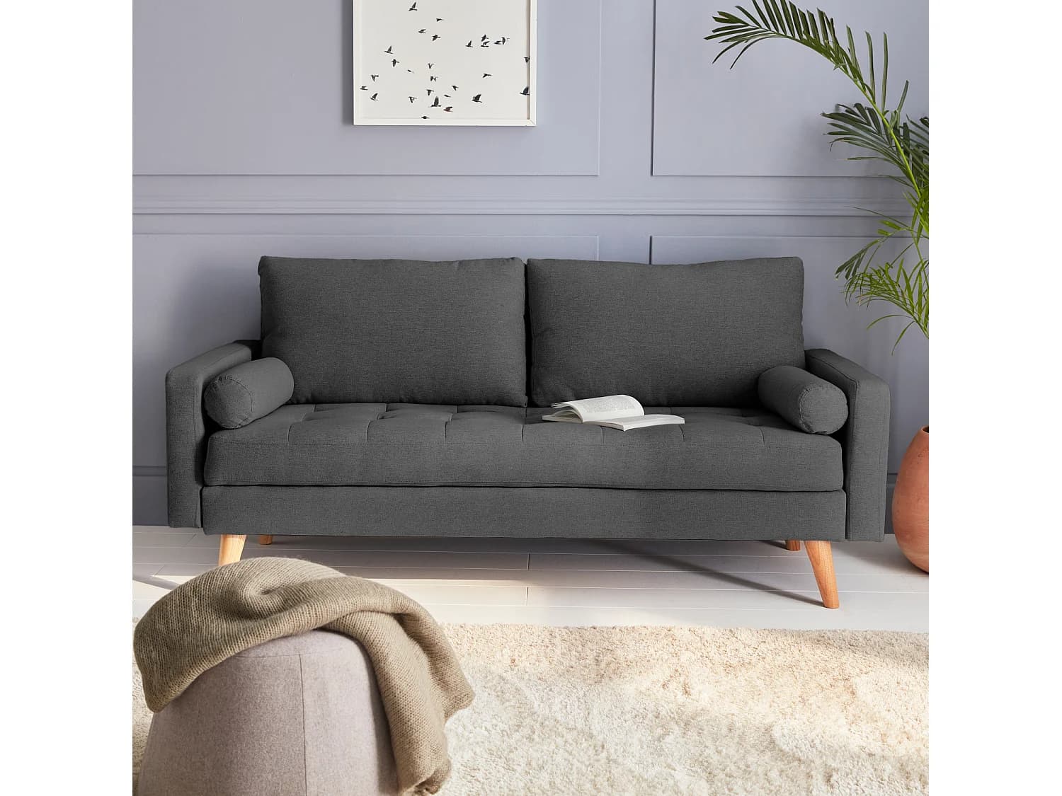 Canapé en tissu gris foncé. 3 places scandinave fixe. droit. pieds bois