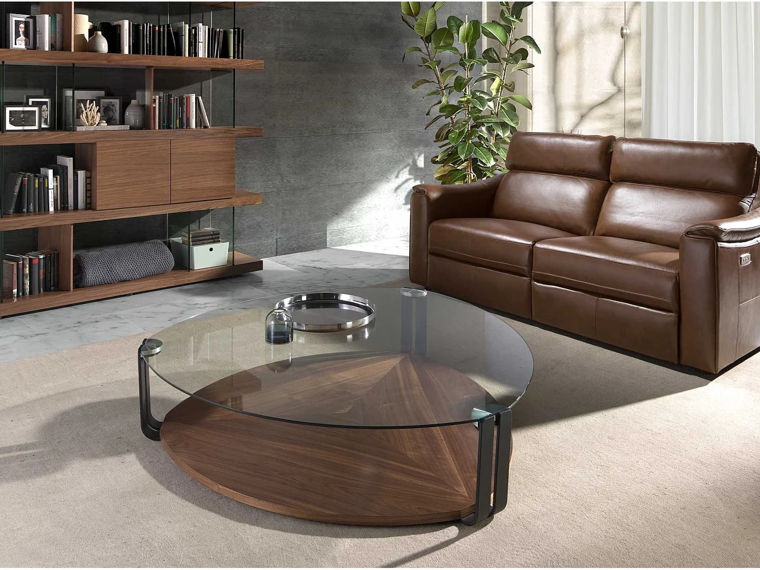 Table basse triangulaire en verre trempé, acier noir et noyer 2055 ANGEL CERDA