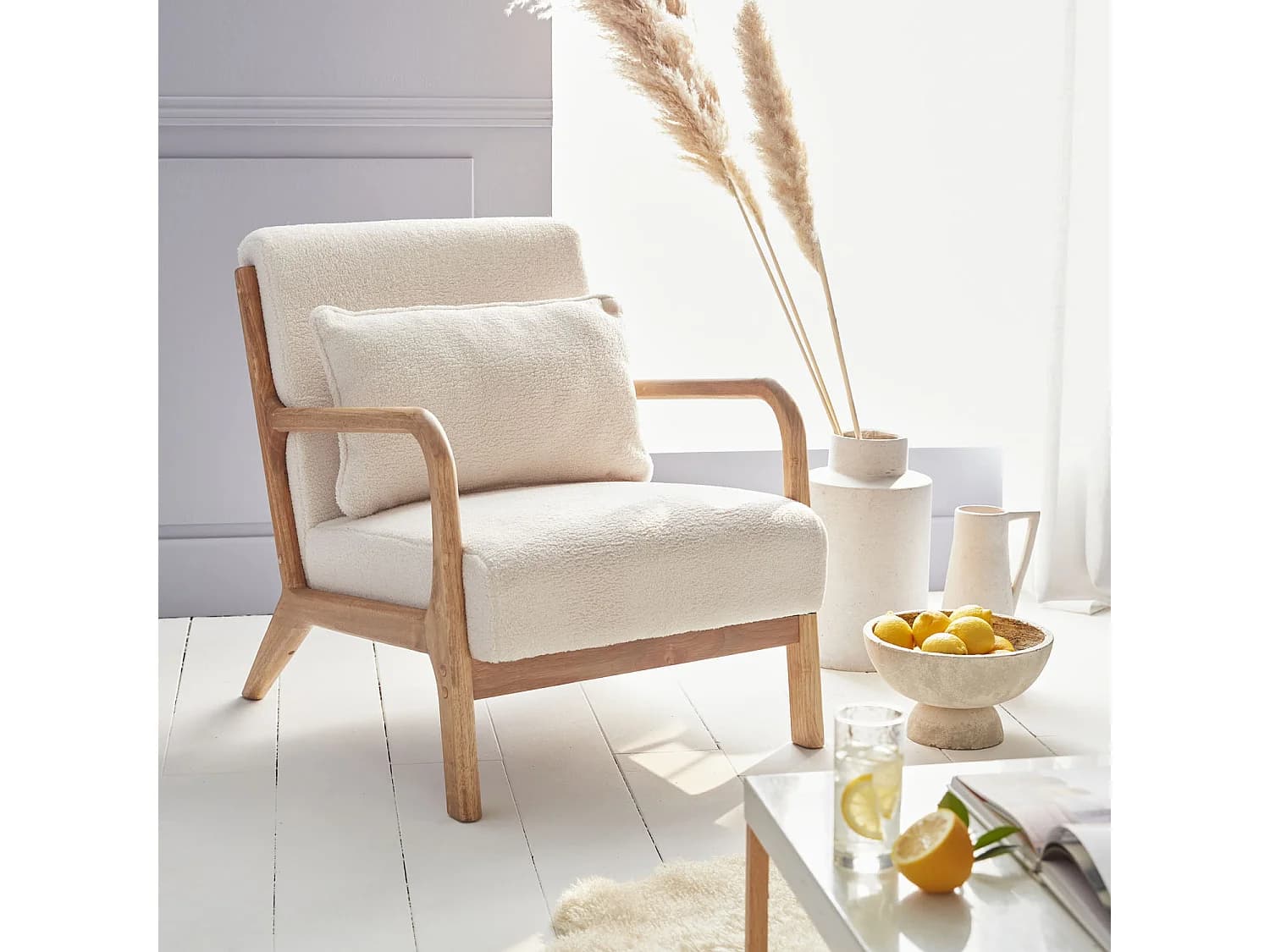Fauteuil à bouclettes crème. bois et tissu. 1 place droit fixe. pieds compas scandinave. structure en bois solide. assise confortable