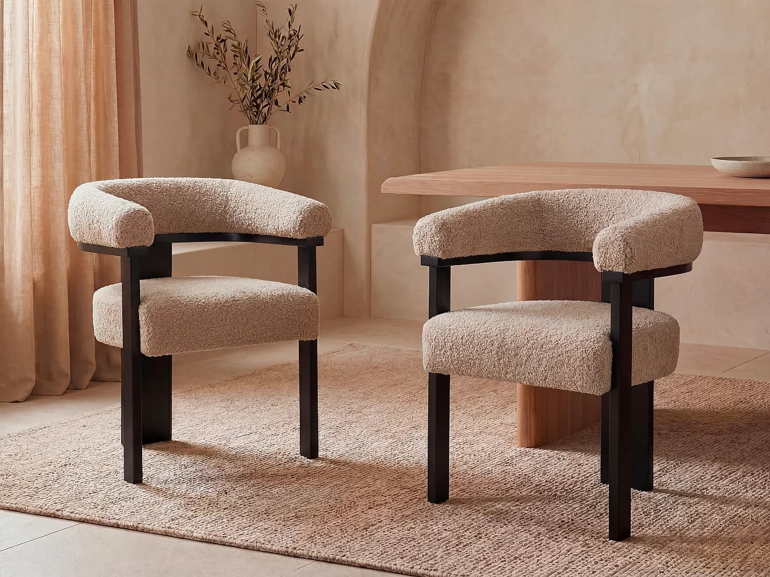 Lot de 2 chaises avec accoudoirs en tissu bouclette et bois d'hévéa noir - Taupe - LIVELIA