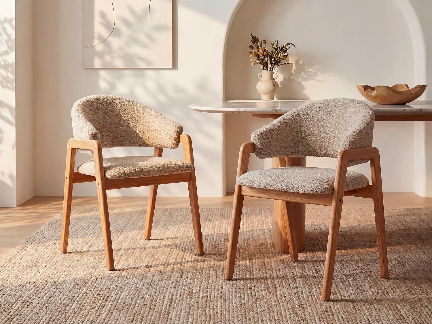 Lot de 2 chaises avec accoudoirs en tissu bouclette et bois d'hévéa - Taupe et naturel - SOLUNA