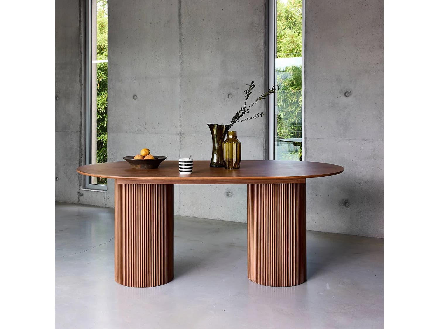 Table à manger oblongue décor bois sculpté 4-6 places. couleur noyer. 180cm