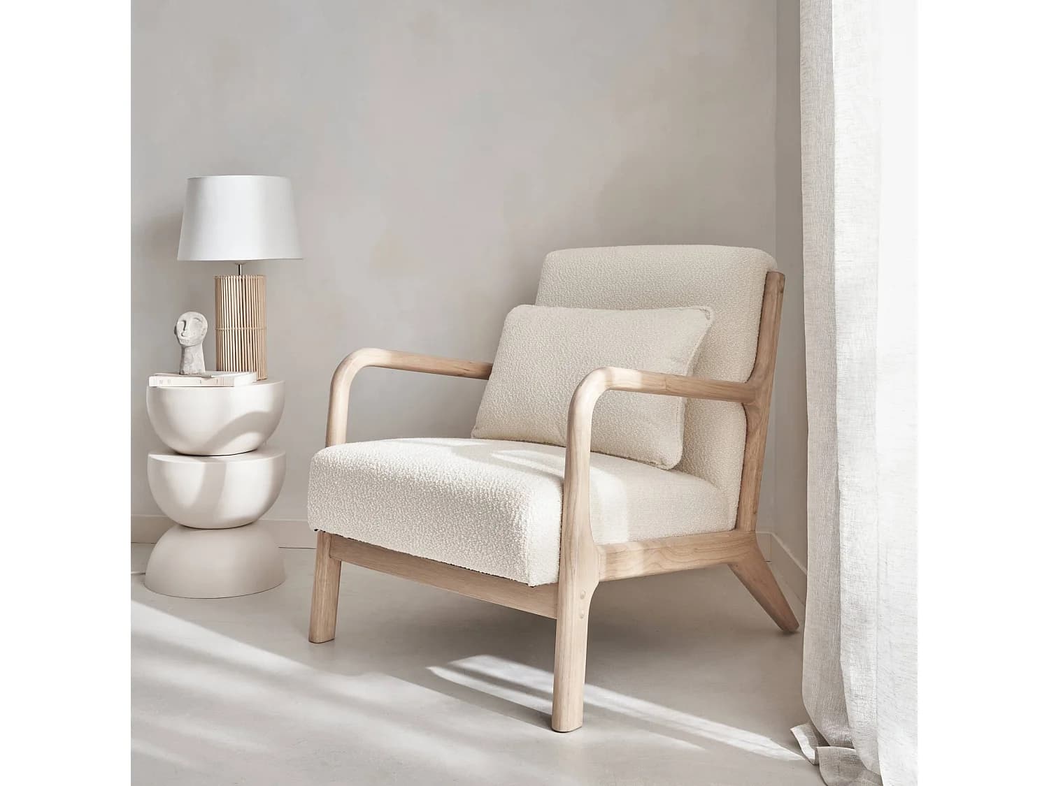 Fauteuil à bouclettes blanches texturées. bois et tissu. 1 place droit fixe. pieds compas scandinave. structure en bois solide