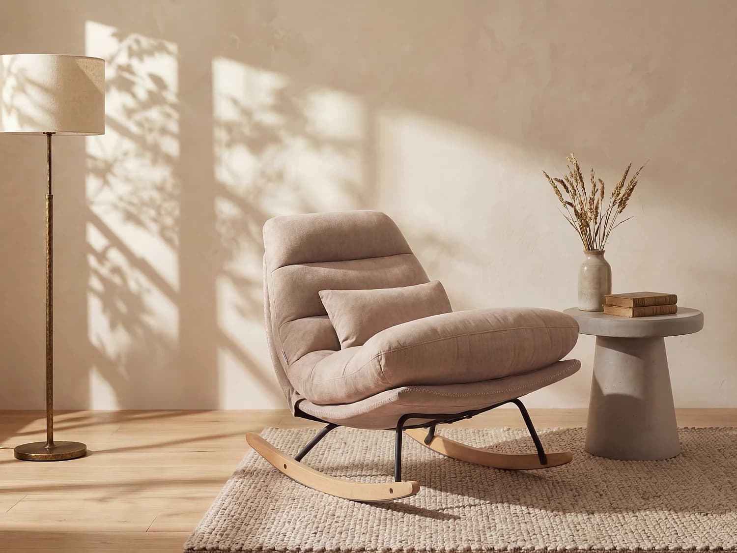 Fauteuil à bascule en tissu taupe RELIACO
