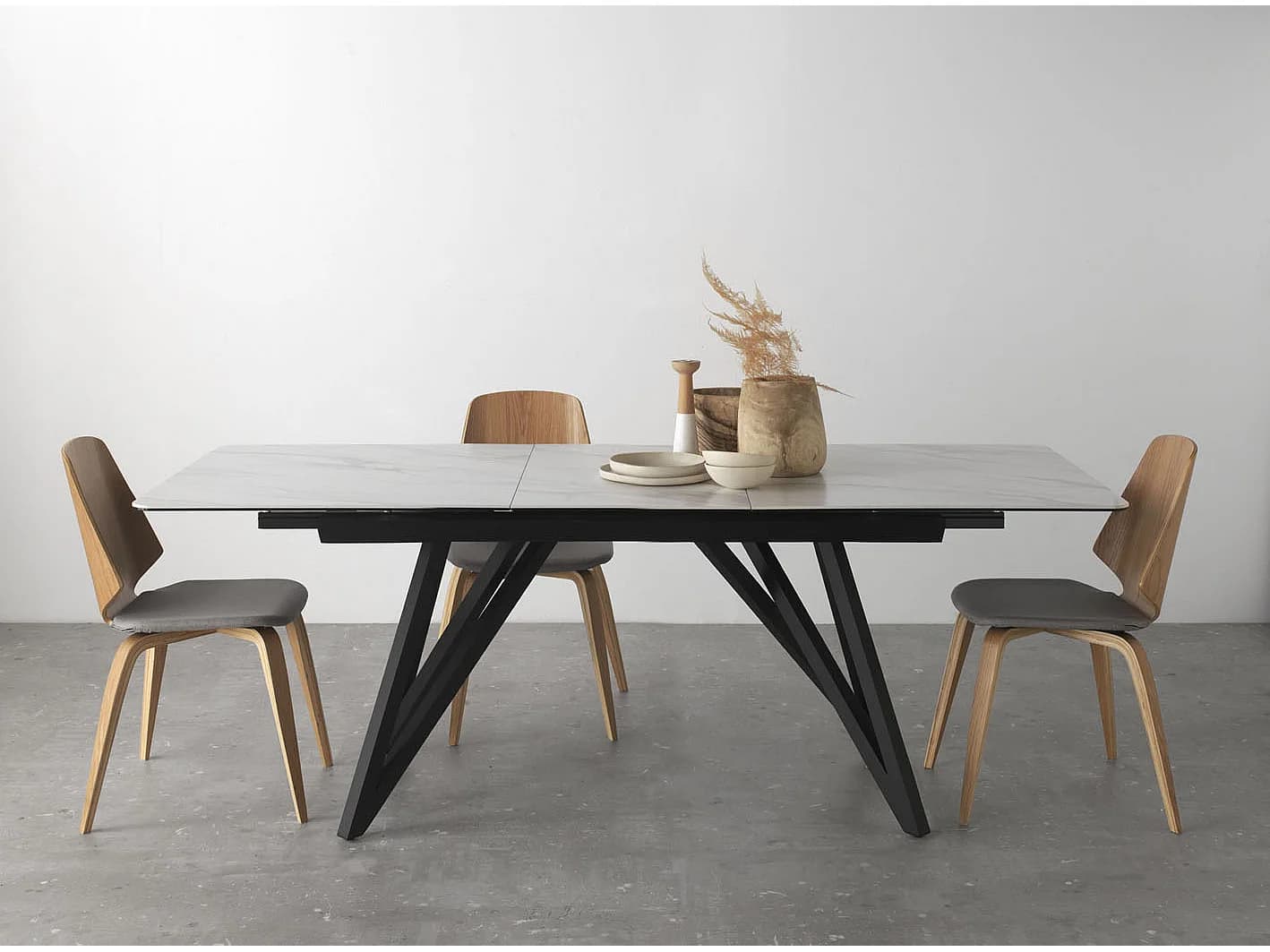 Table à rallonge en céramique blanche avec pieds métalliques 160/210x90