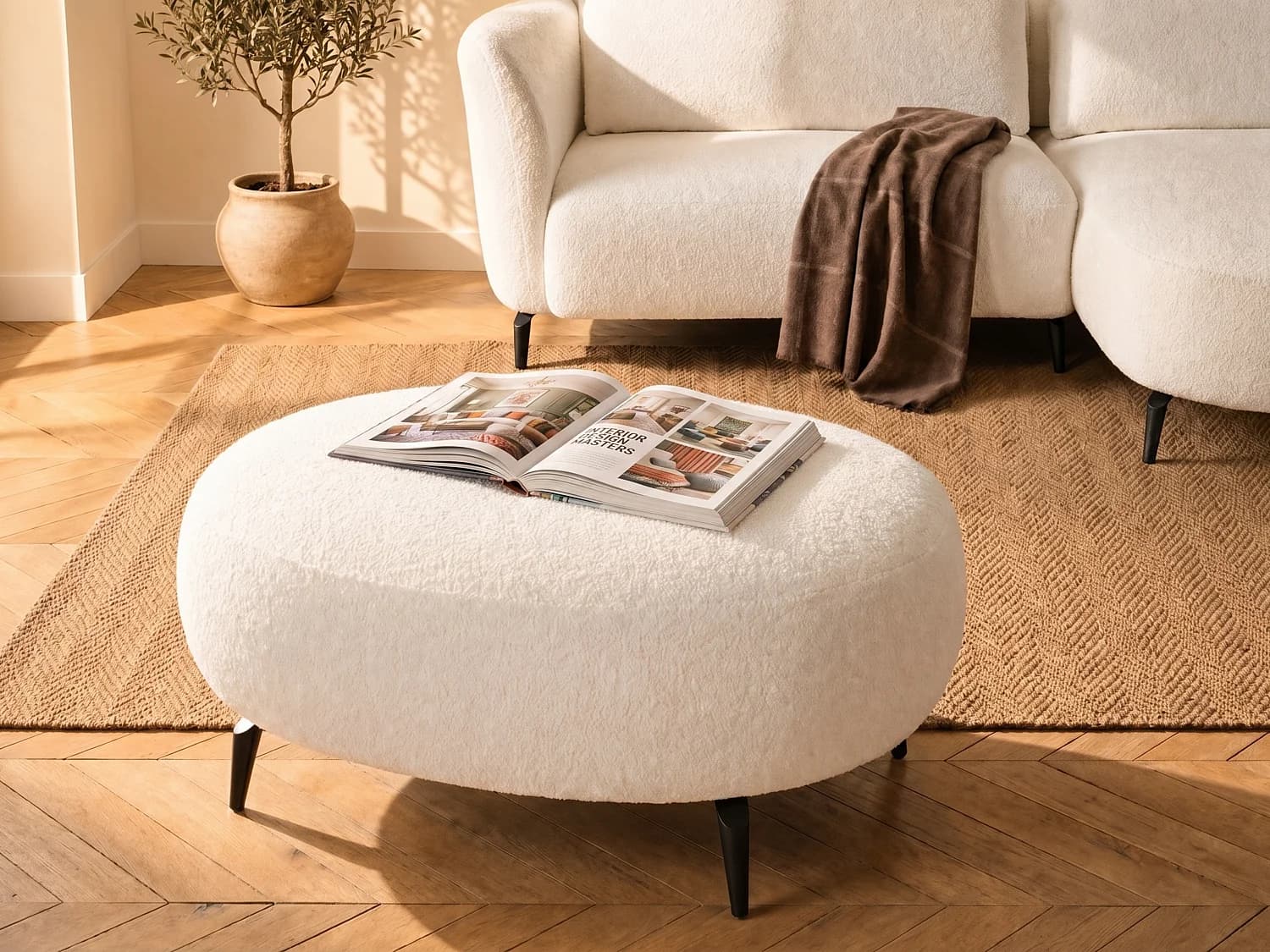Pouf en tissu bouclette blanc ivoire AREMIA