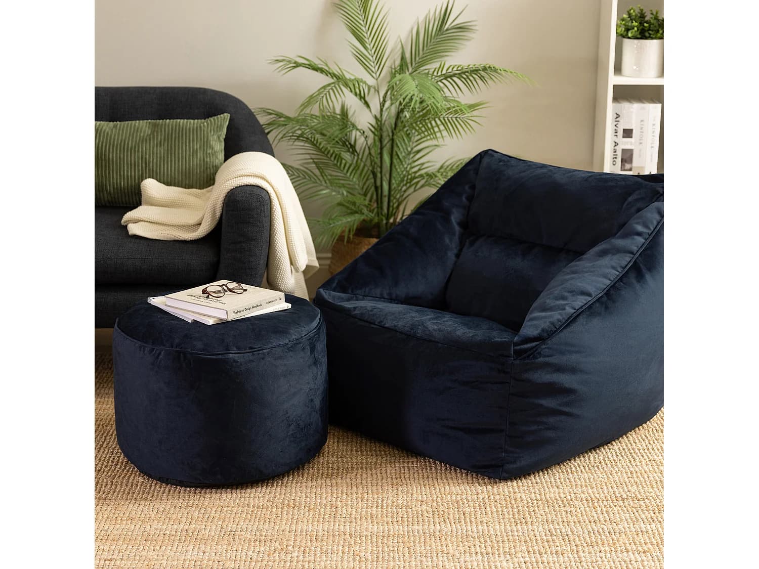 Pouf fauteuil avec repose-pied rond velours bleu minuit - NATALIA