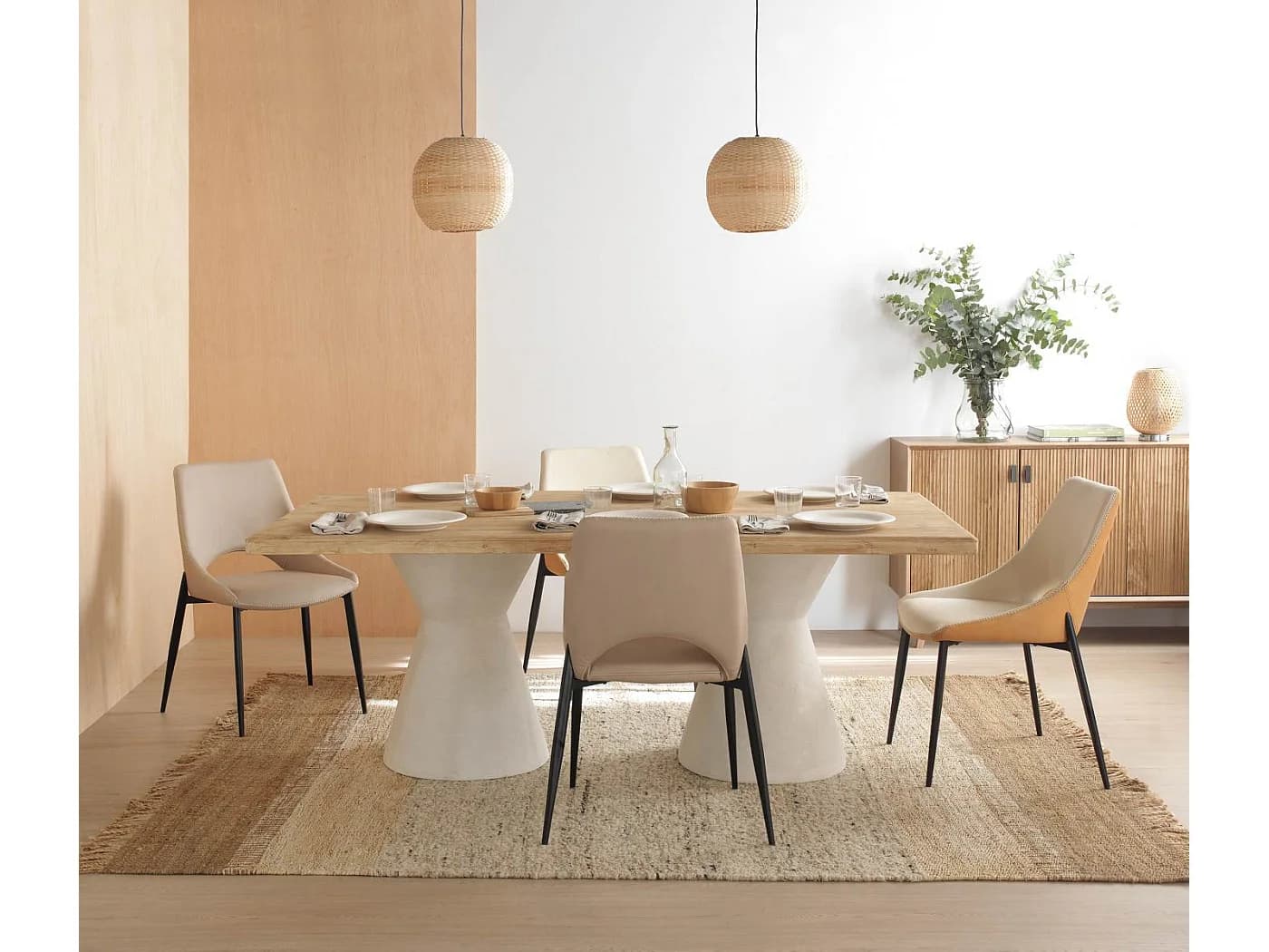Table de salle à manger en bois de sapin et piètement en polyrésine blanche