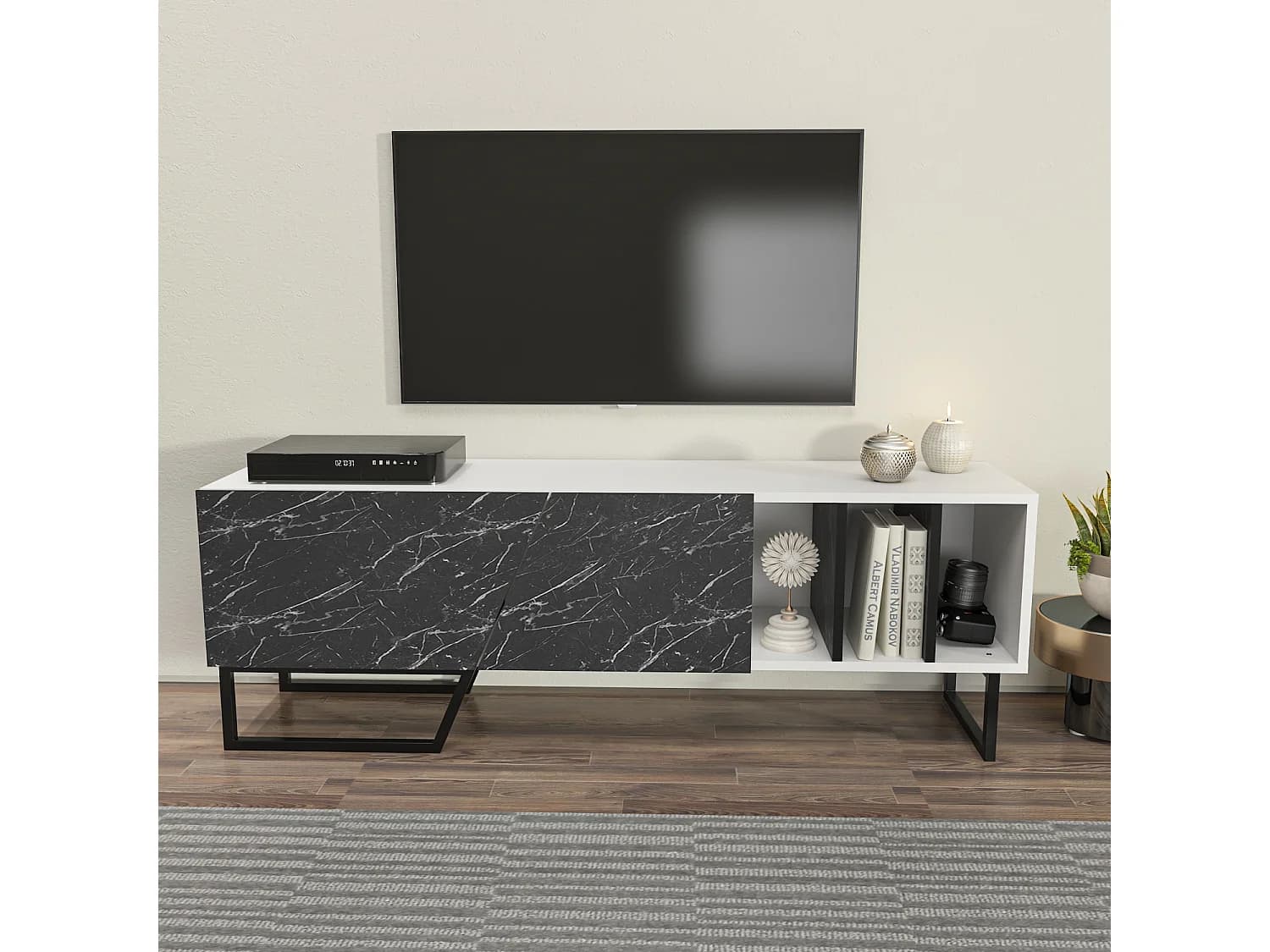 Meuble TV Linossa, niches et armoires, pied en métal (Blanc et Effet marbre noir)