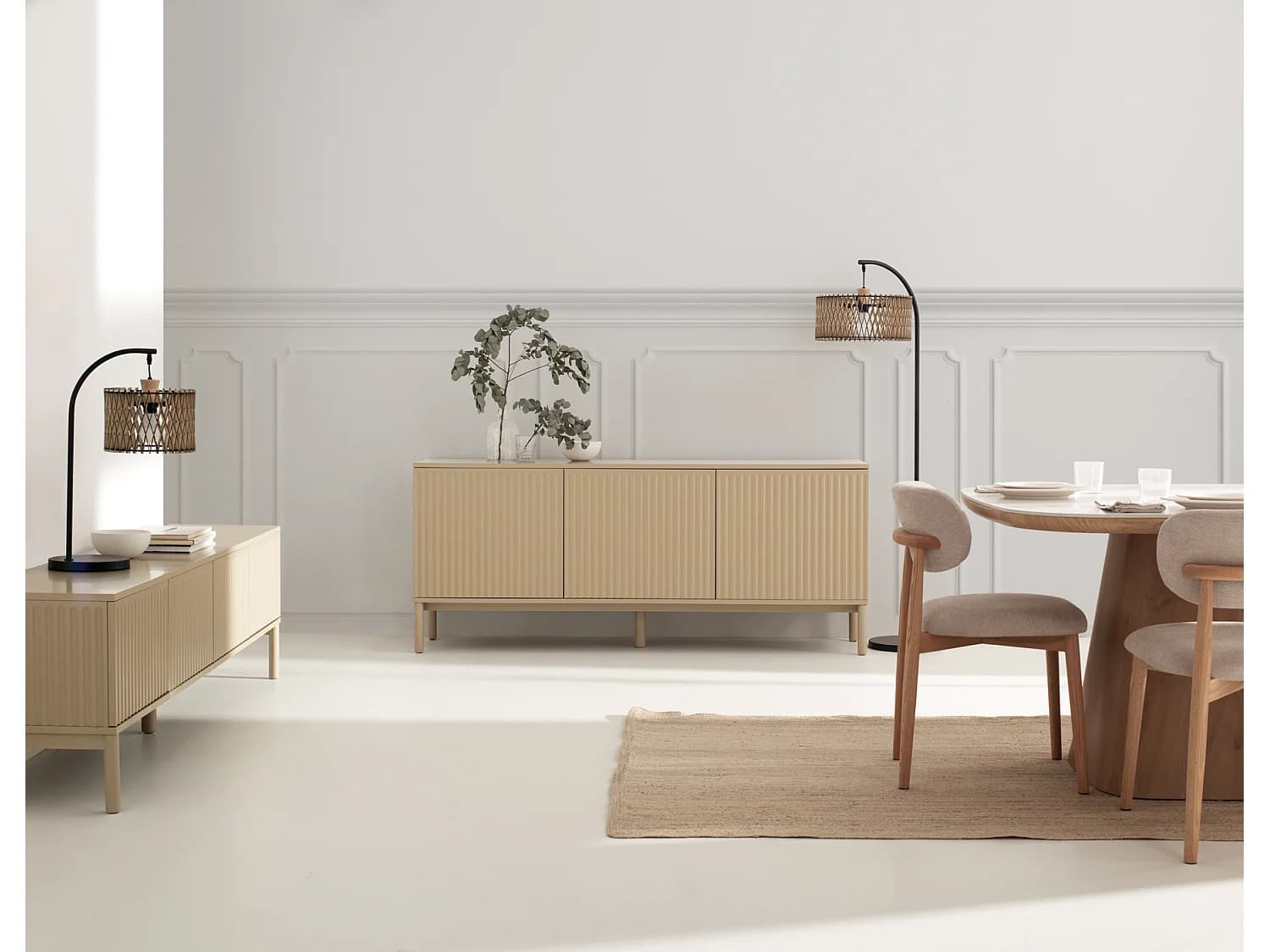 Meuble TV beige avec rainures sur les portes et les côtés