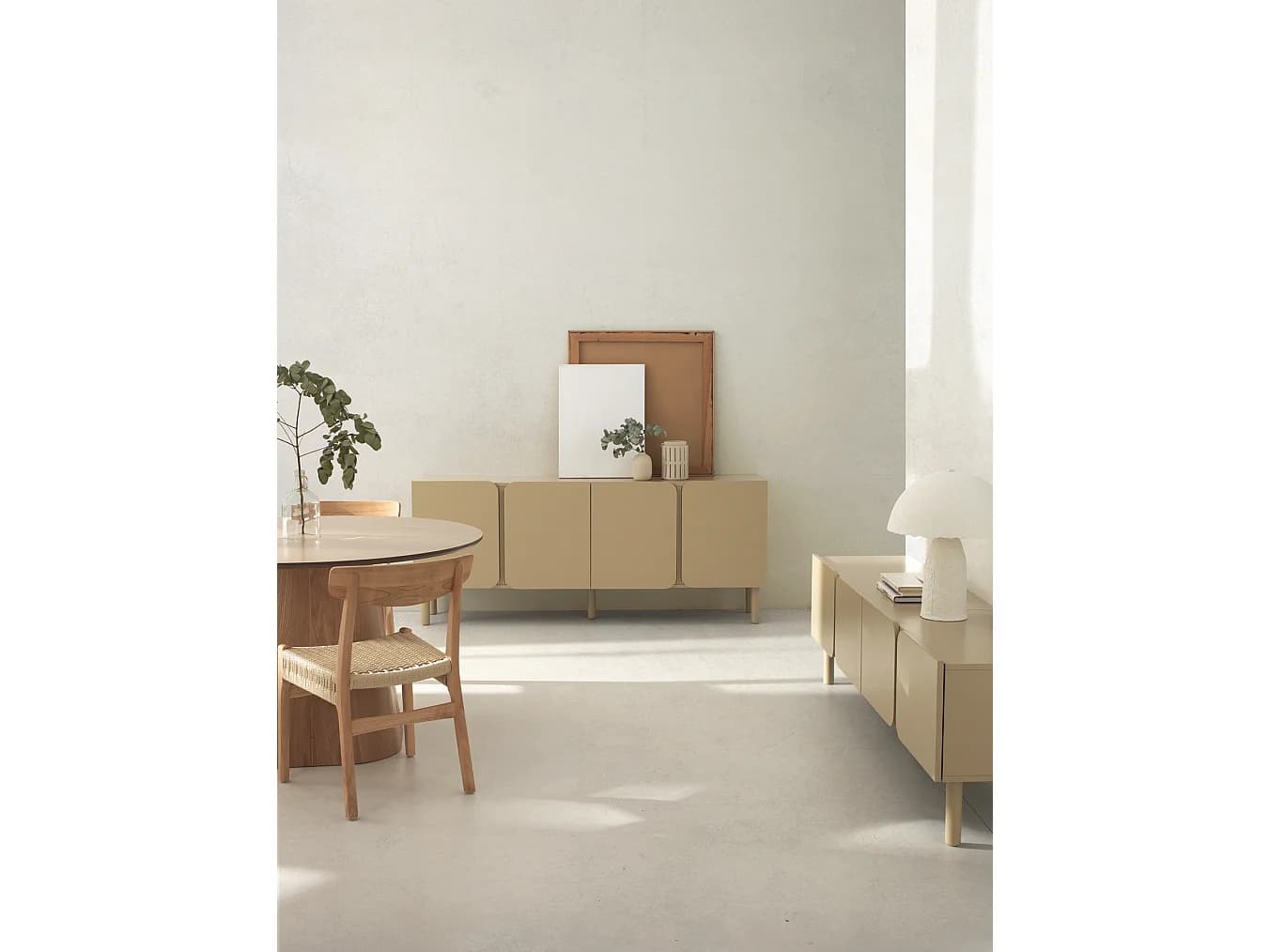 Buffet beige avec bords arrondis aux coins des portes