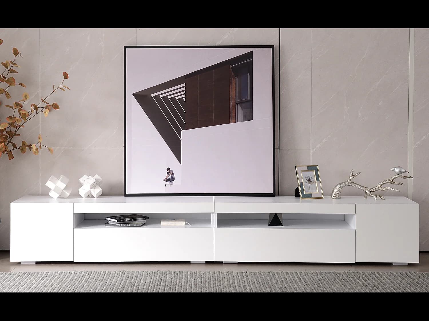 Meuble TV blanc 240 cm avec panneau brillant, éclairage LED variable. Design épuré et pratique, idéal salon/salle à manger avec grand espace de rangement.