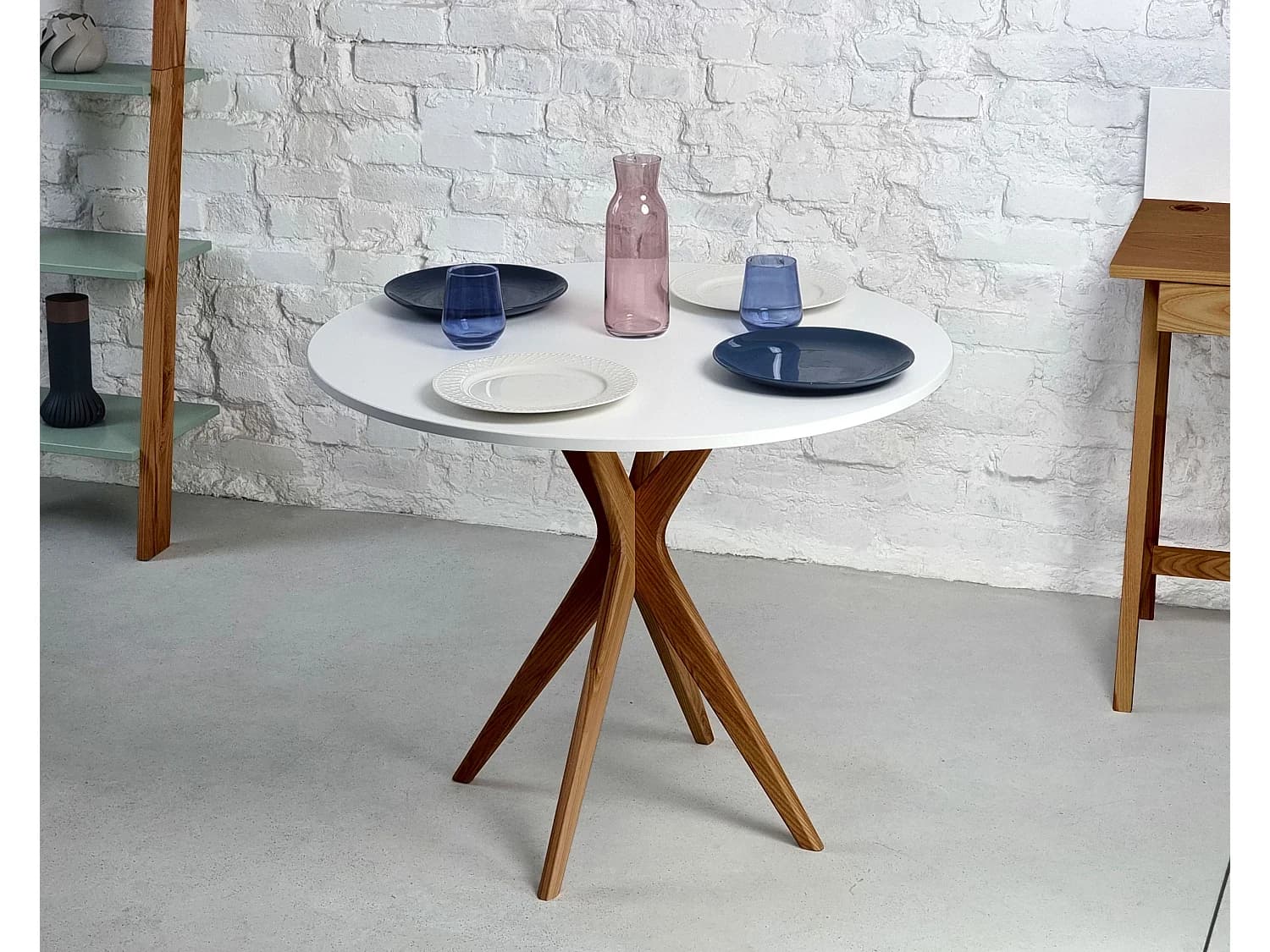 Table à manger ronde 70cm Jubi Blanche | Pied en frêne teinté chêne
