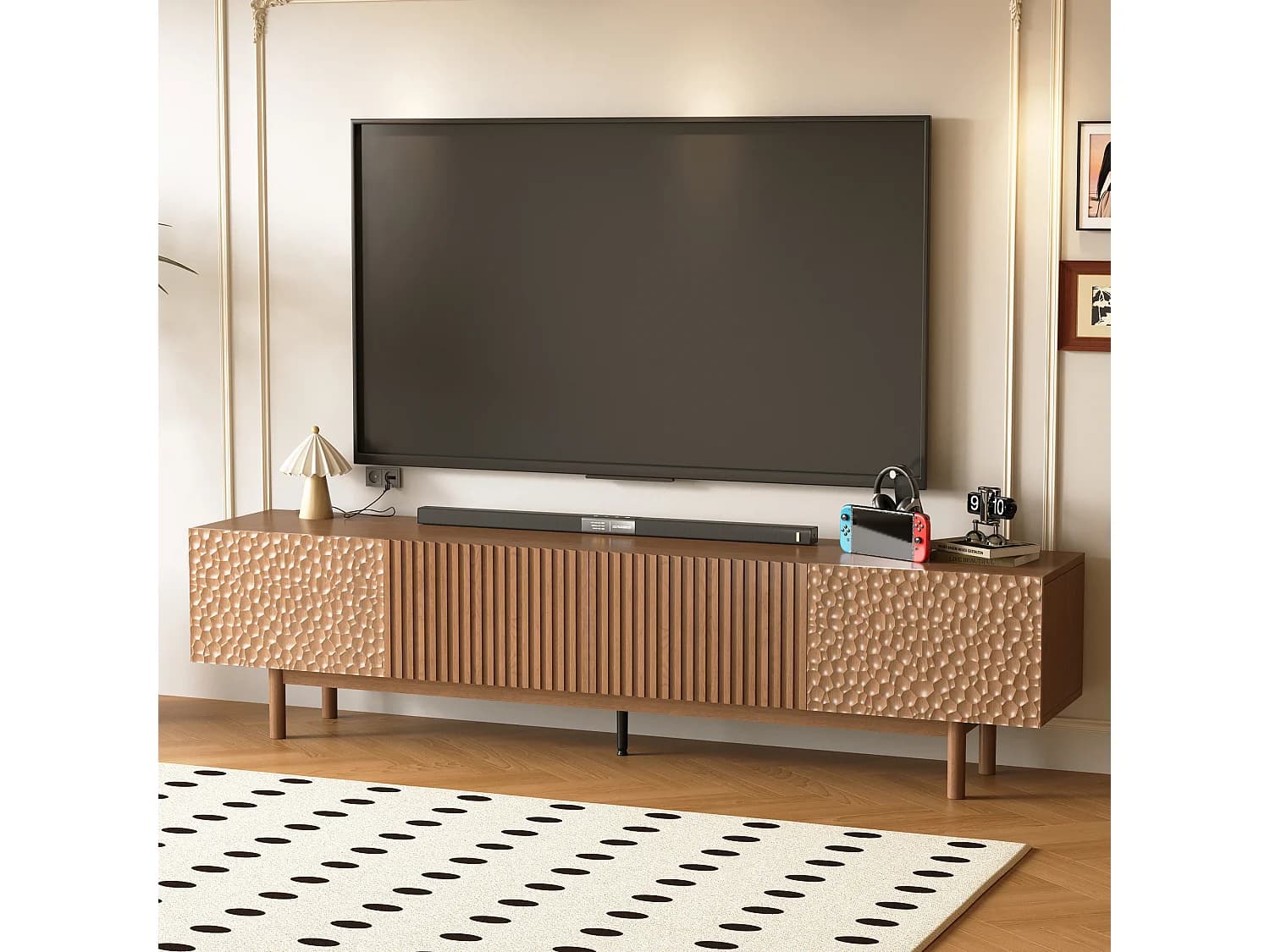 Meuble TV Motif écailles avec Grand Rangement, Buffet Bas sur Pieds Hauts Couleur Noyer, adapté aux TV dès 75 Pouces, idéal pour Salon, Espace multimédia ou Studio