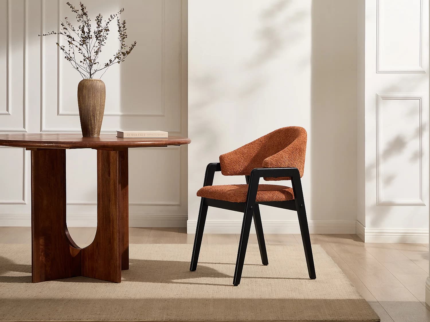 Lot de 2 chaises avec accoudoirs en tissu bouclette et bois d'hévéa noir - Terracotta - SOLUNA