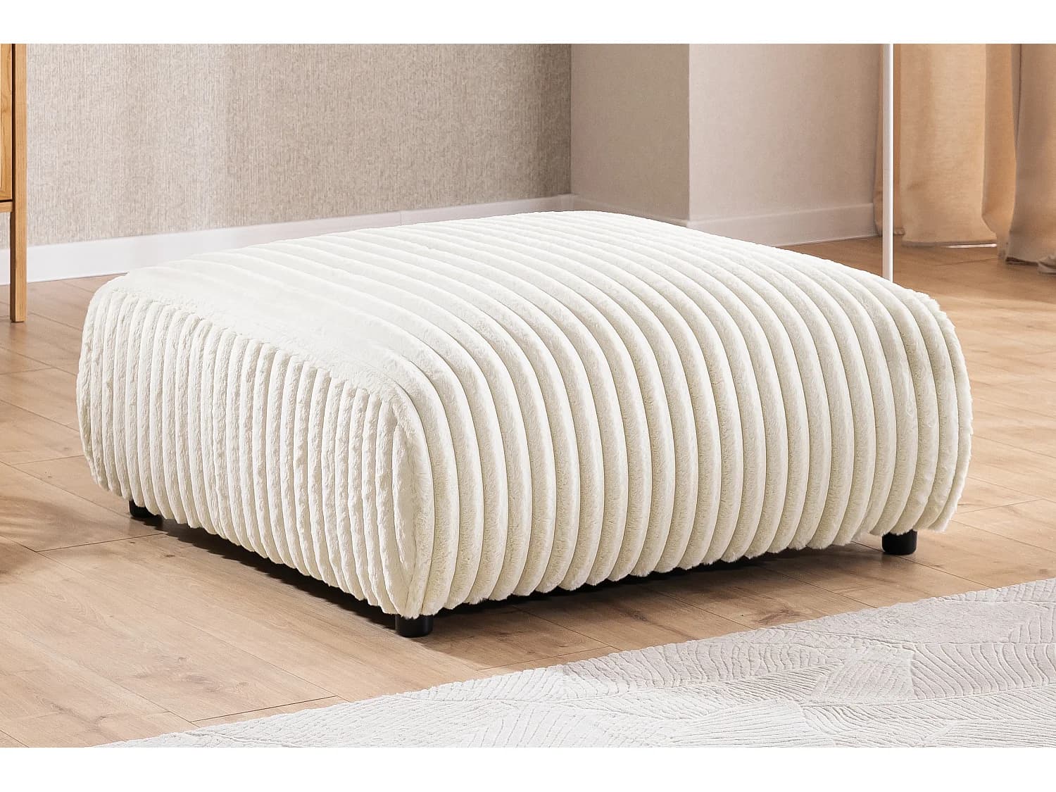 Repose-pieds en velours côtelé pelucheux beige clair, offrant un agréable confort d’assise MOLLIS