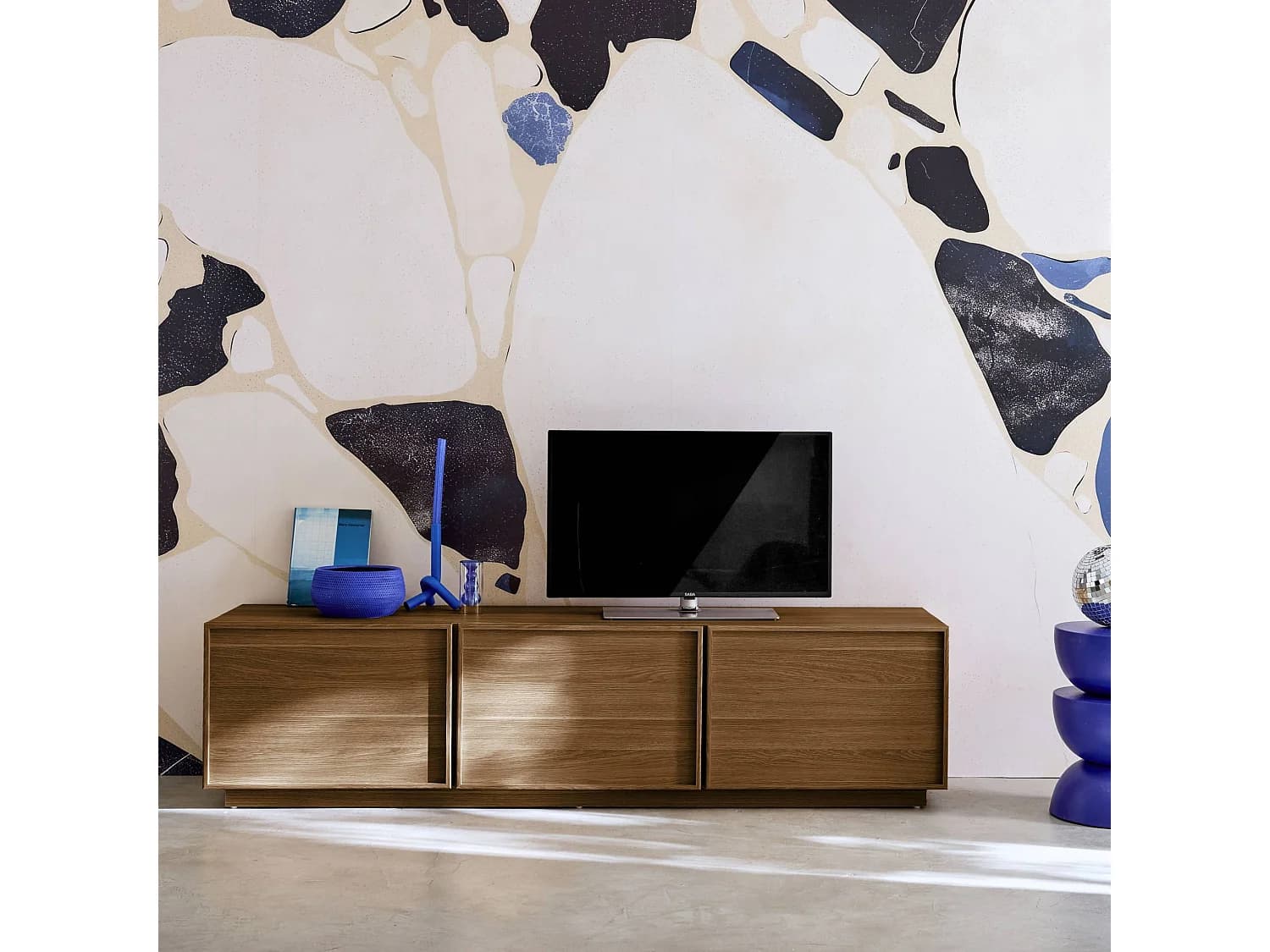 Meuble TV décor bois 3 portes noyer 180cm L 180 x P 43 x H 45cm - Kuba