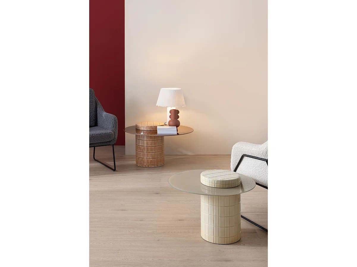 Table d'appoint en métal couleur terracotta avec plateau en verre