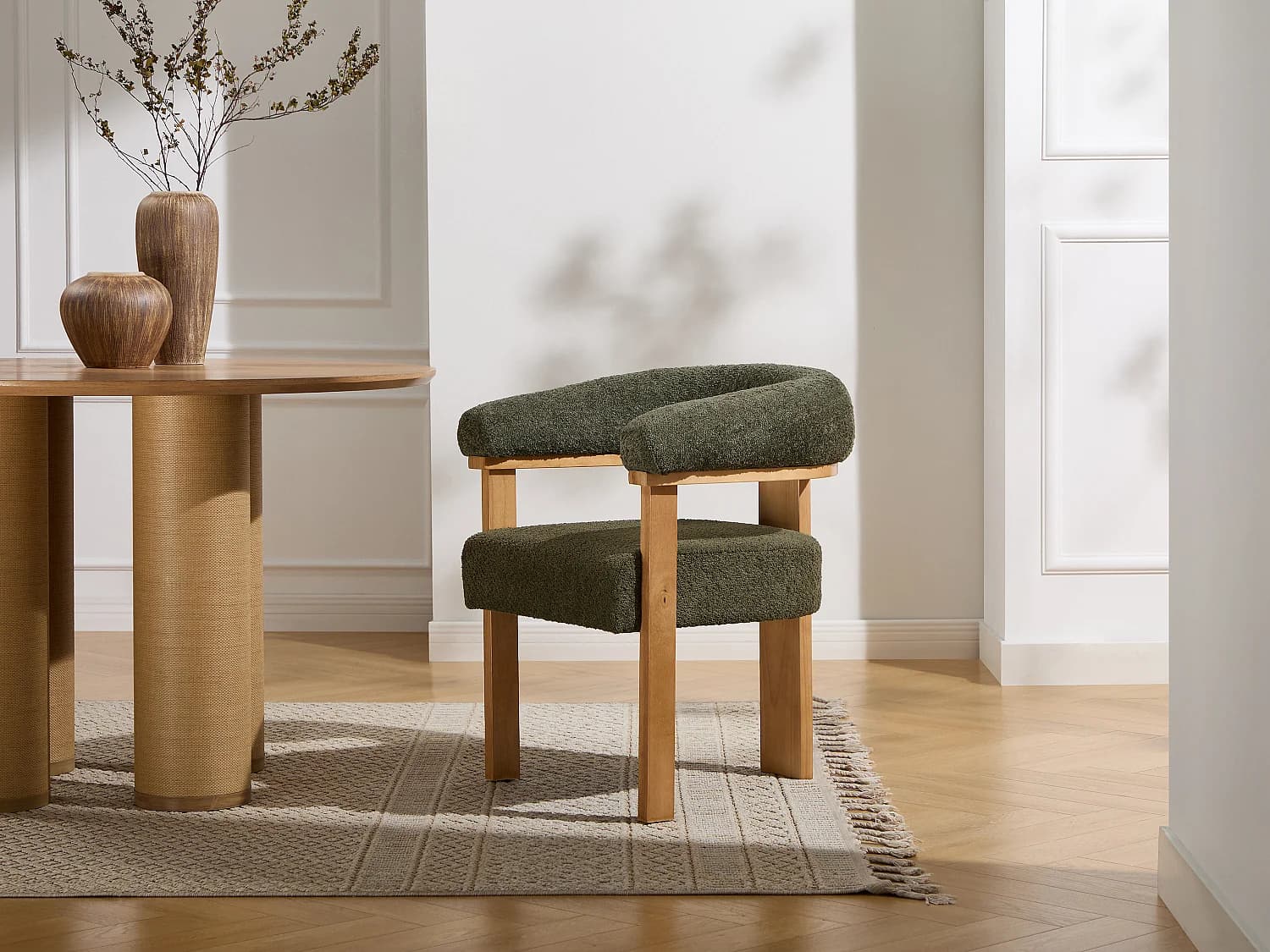 Lot de 2 chaises avec accoudoirs en tissu bouclette et bois d'hévéa naturel - Kaki - LIVELIA