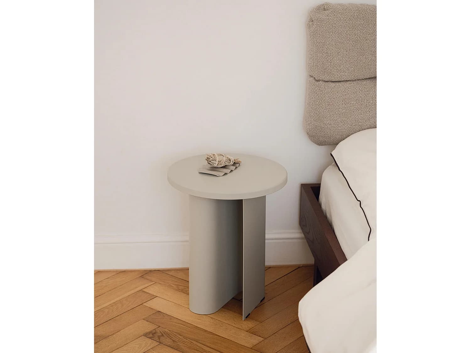 Table d'appoint Sato - base géométrique en acier plié, fini mat