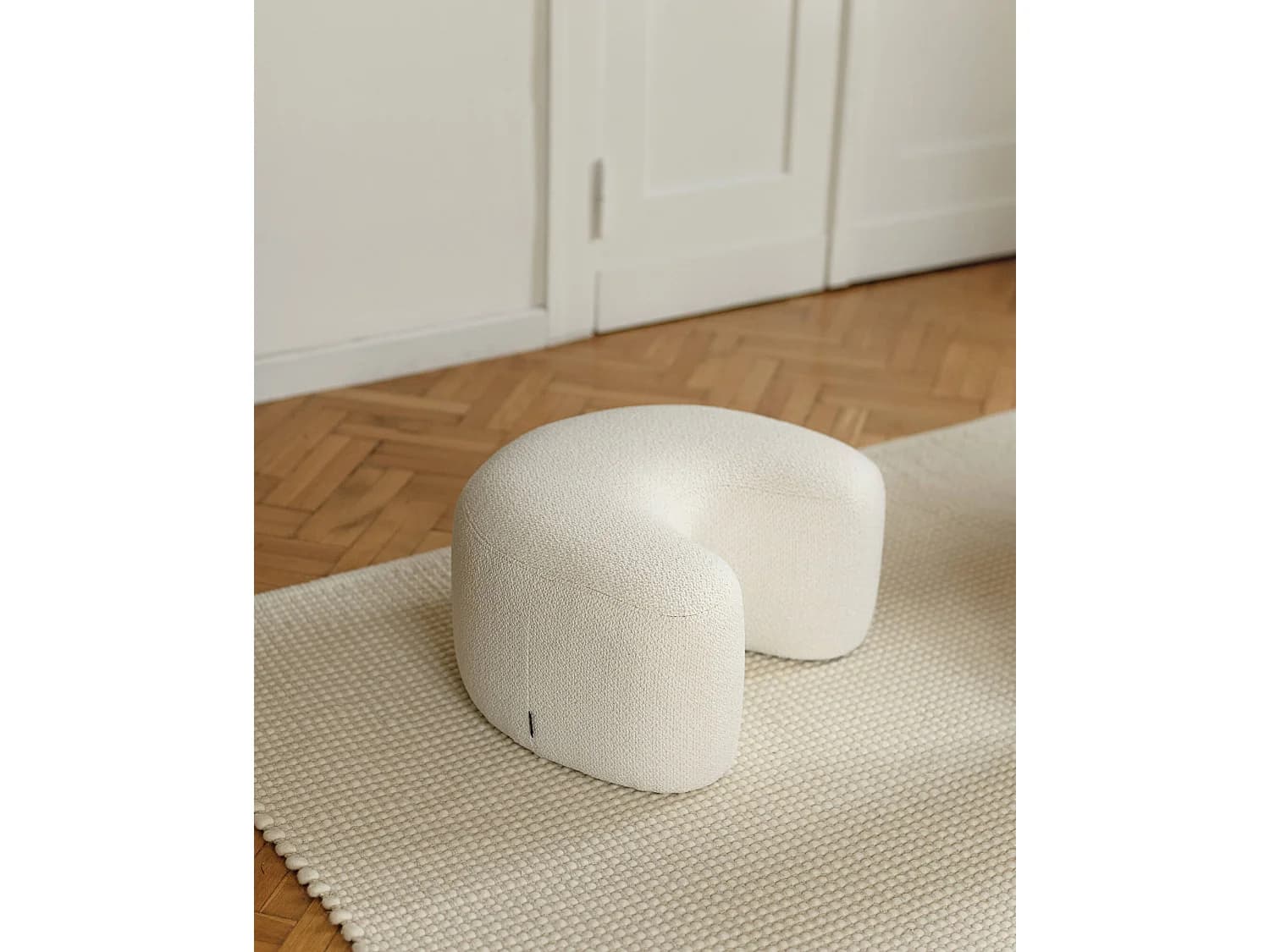 Ü Pouf - pouf contemporain en laine, finition artisanale