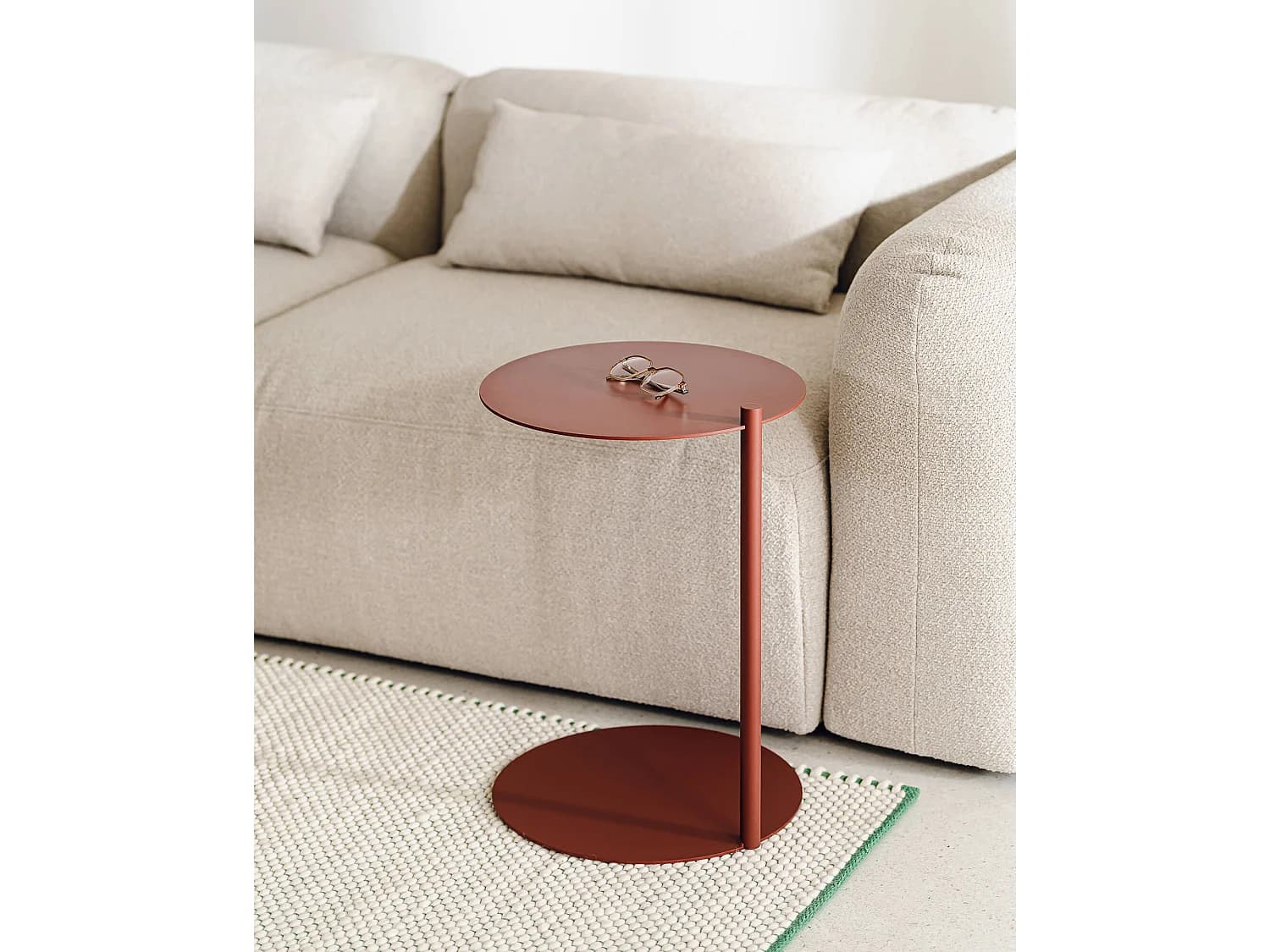 Table d'appoint Ande rouge - acier durable, design minimaliste, facile à glisser sous fauteuil