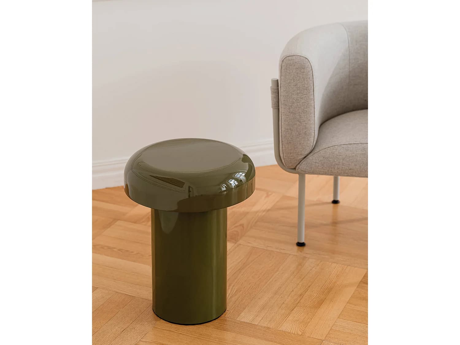 Table d'appoint Miko - table inspirée champignon, finition brillante, métal, fabriquée en Europe