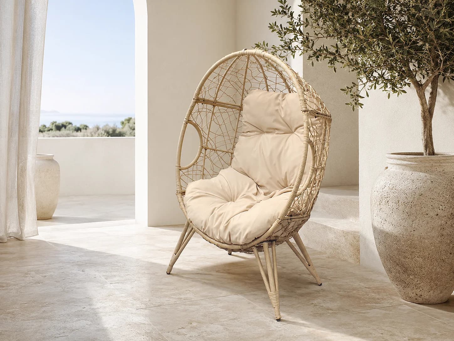 Fauteuil œuf sur pied en résine beige effet rotin JANE